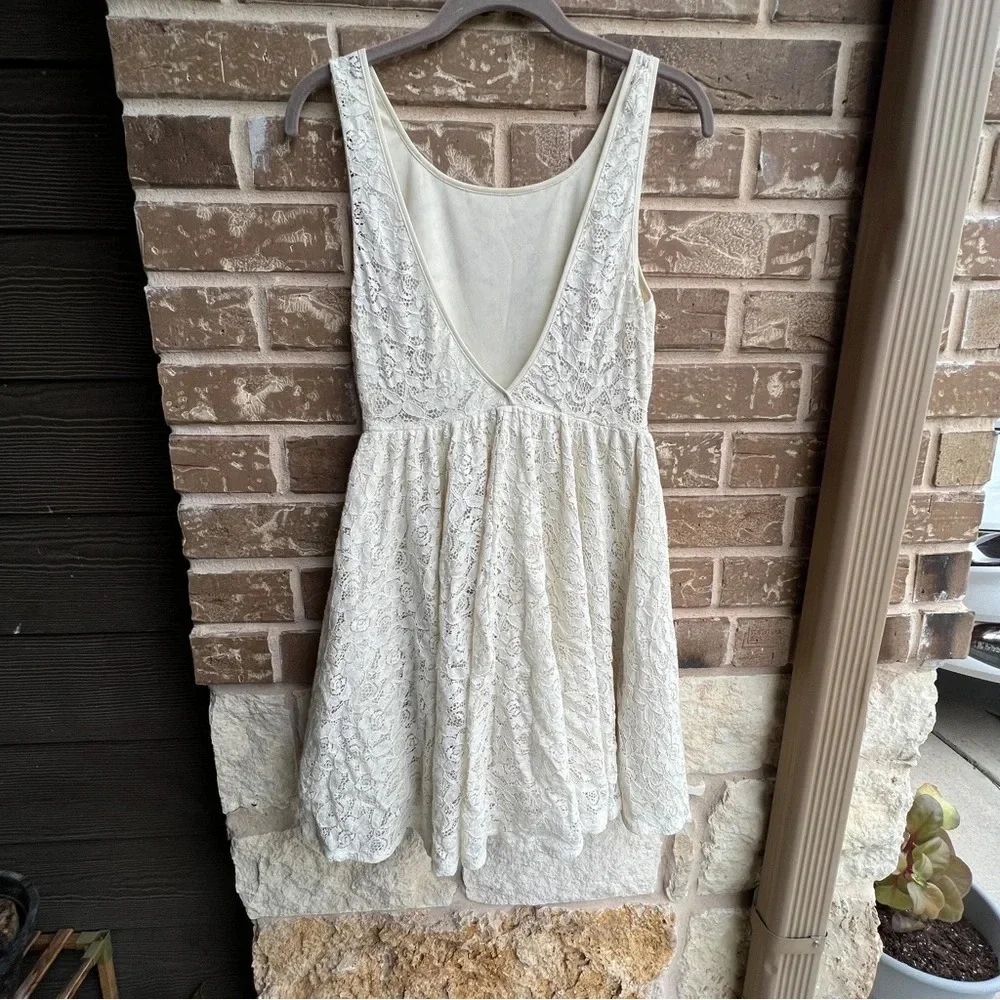 Pins and Needles Lace Dress, size 2 - Picture 3 of 9